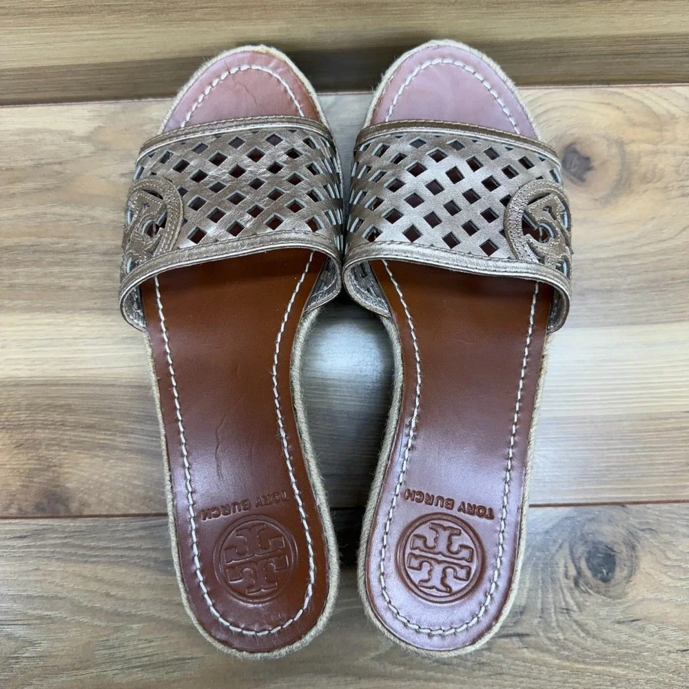 Tory Burch Thatched Perf Wedge Sandals 6.5 Gold Espadrilles Slides